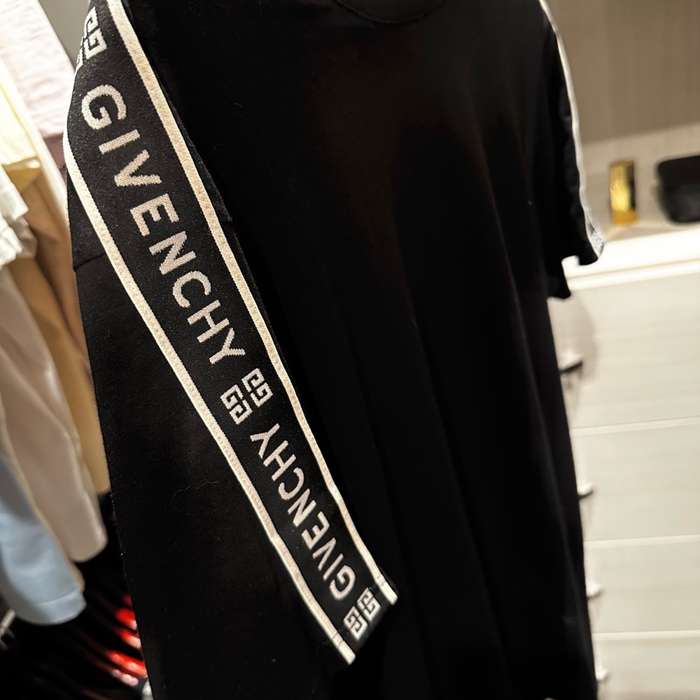 Givenchy White & Black Logo Tee - Size XL fits like Large